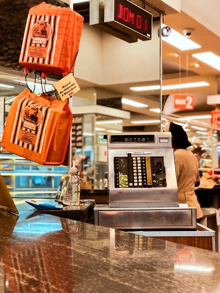 Pastelería Madrid. 5 de Febrero Número 25, Centro Histórico de la Ciudad de México. Colonia Centro. Alcaldía Cuauhtémoc. CDMX. Panadería.