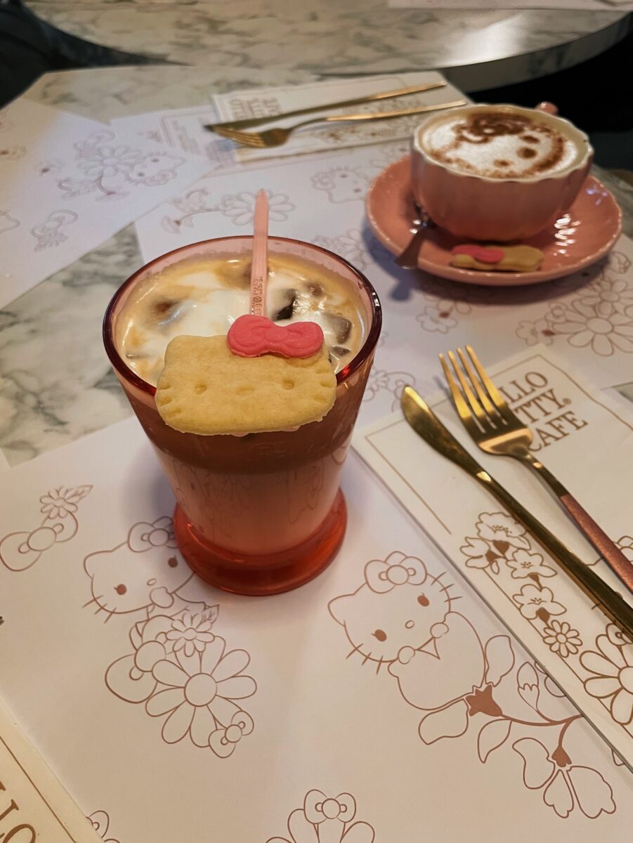 Iced Latte. Hello Kitty Café Château. Av. de la Paz 14, San Ángel, Álvaro Obregón, Ciudad de México, CDMX. Café con pan. cafeconpan.mx