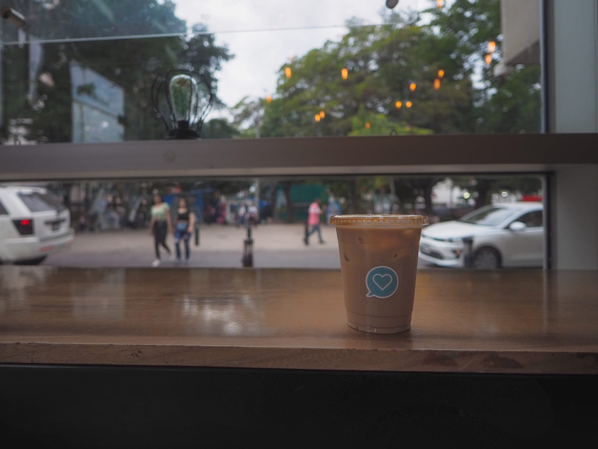 Latte Que Late. Culiacán, Sinaloa. Cafetería de Especialidad. Latte en las rocas.