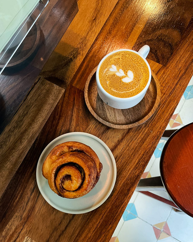 Flat white en Ollin Pan y Café. Colonia San Rafael. CDMX. Gabino Barreda 117, Alcaldía Cuauhtémoc. CP. 06470 Ciudad de México. Cafetería de especialidad. Panadería.