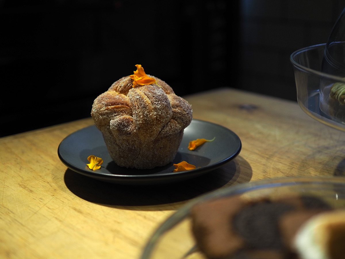 Cruffin de Cempasúchil. Café Destino. Pilares 1305, Letran Valle, Benito Juárez, 03650 Ciudad de México, CDMX