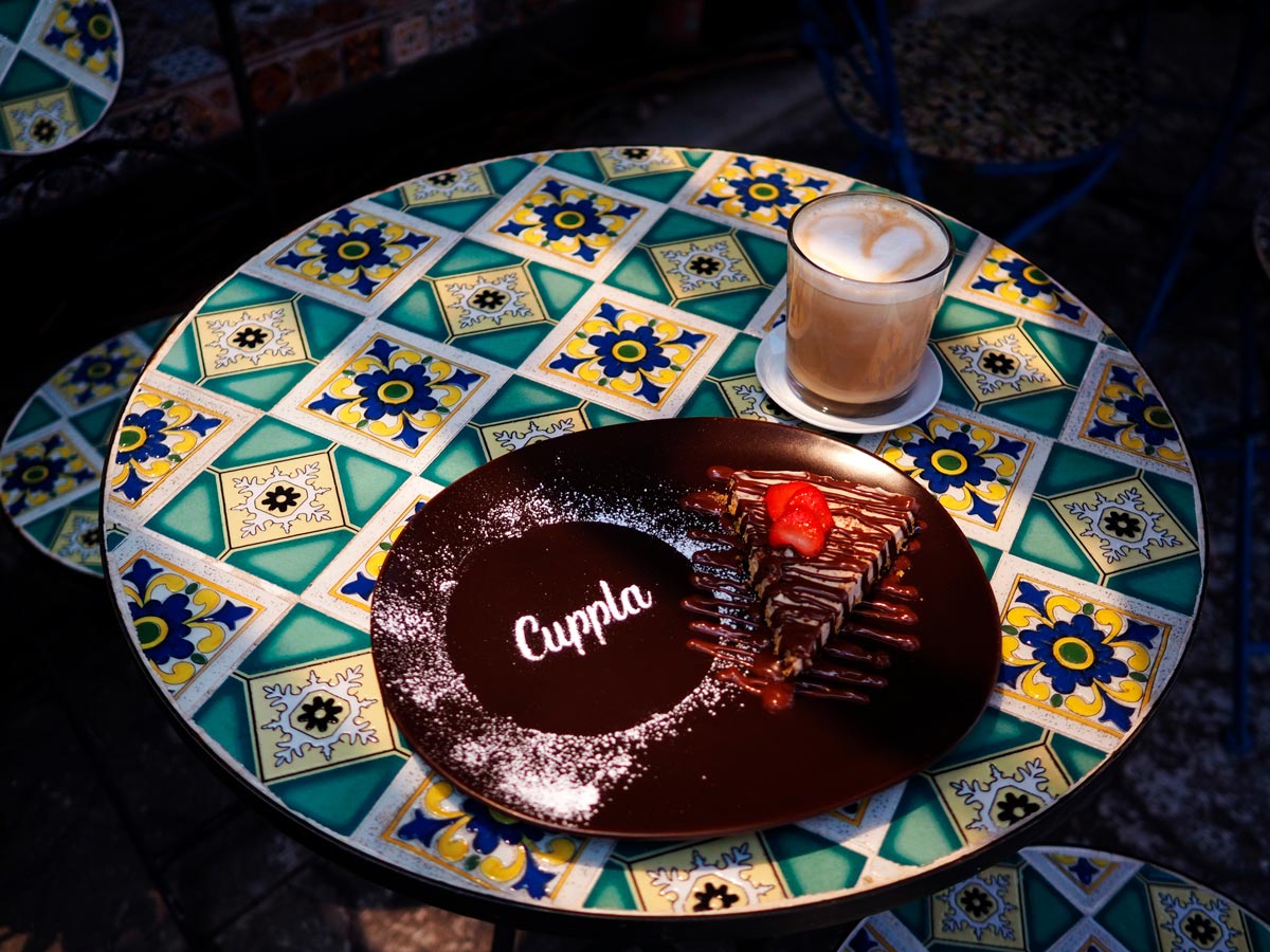 Latte helado y pay avellana en Cuppla Café. Lateral Norte No. 603 de la Recta a Cholula. Dentro de Plaza Las Cumbres. San Andrés Cholula, Puebla. 