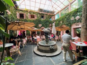 Patio Hello Kitty Café Château — San Ángel. CDMX. Café con pan.