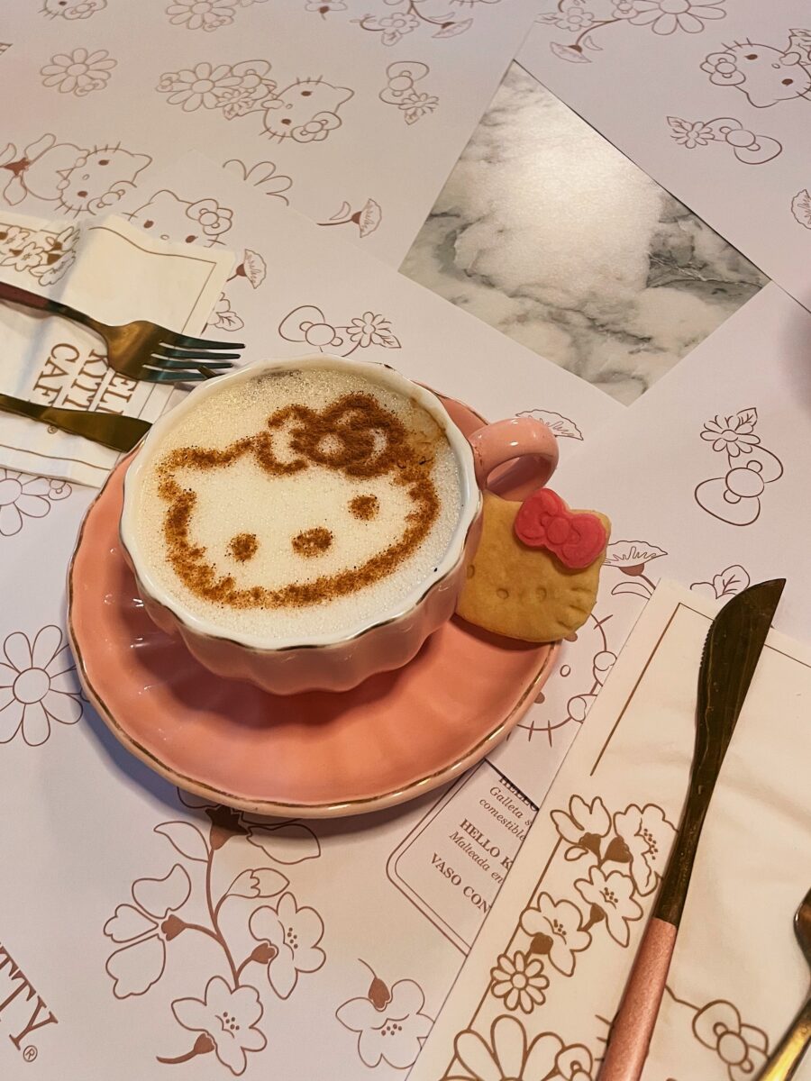 Cappuccino. Hello Kitty Café Château. Av. de la Paz 14, San Ángel, Álvaro Obregón, Ciudad de México, CDMX. Café con pan. cafeconpan.mx