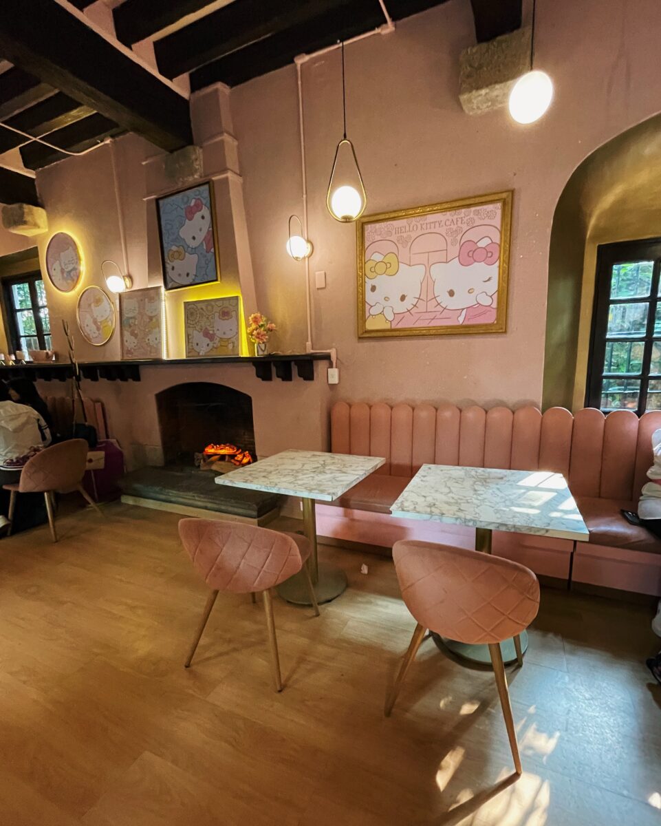 Restaurante Hello Kitty Café Château. Av. de la Paz 14, San Ángel, Álvaro Obregón, Ciudad de México, CDMX. Café con pan. cafeconpan.mx