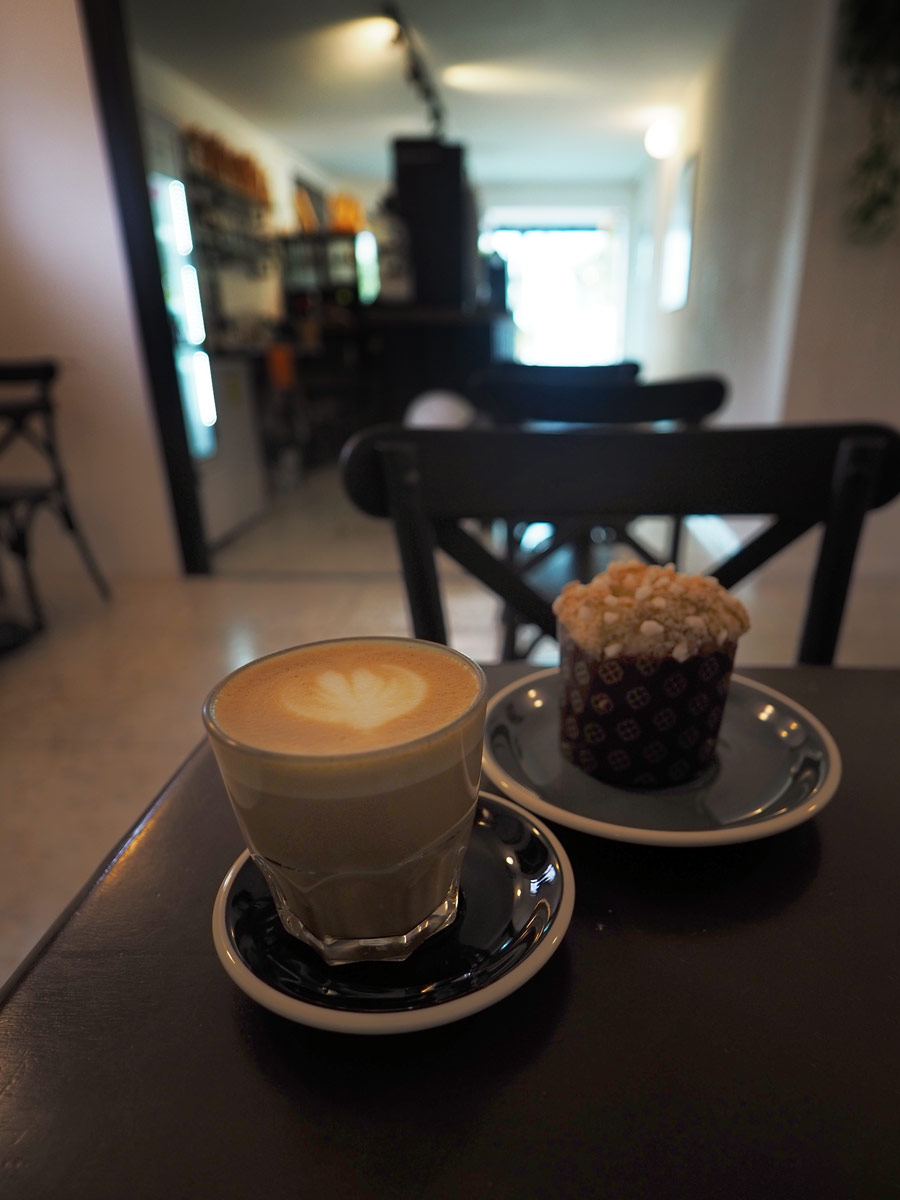 Flat white y panettone. Romaly café. Culiacán, Sinaloa.