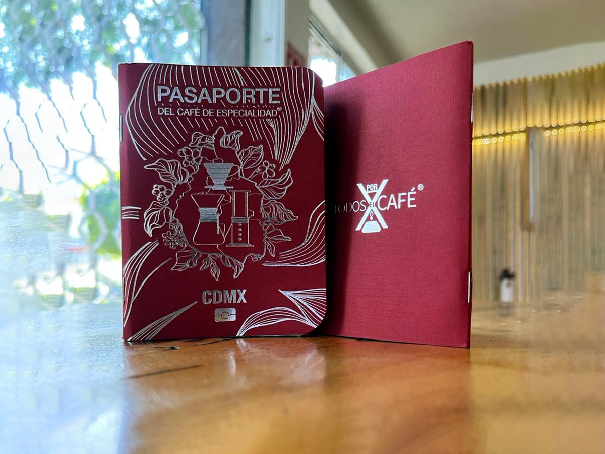 Pasaporte del Café de Especialidad CDMX 2025, iniciativa que reúne cafeterías de especialidad en Ciudad de México. Fotografía del pasaporte que buscan usuarios como ‘pasaporte de café cdmx’, ‘pasaporte cafeterías cdmx’ y ‘pasaporte del café dónde comprar’.
