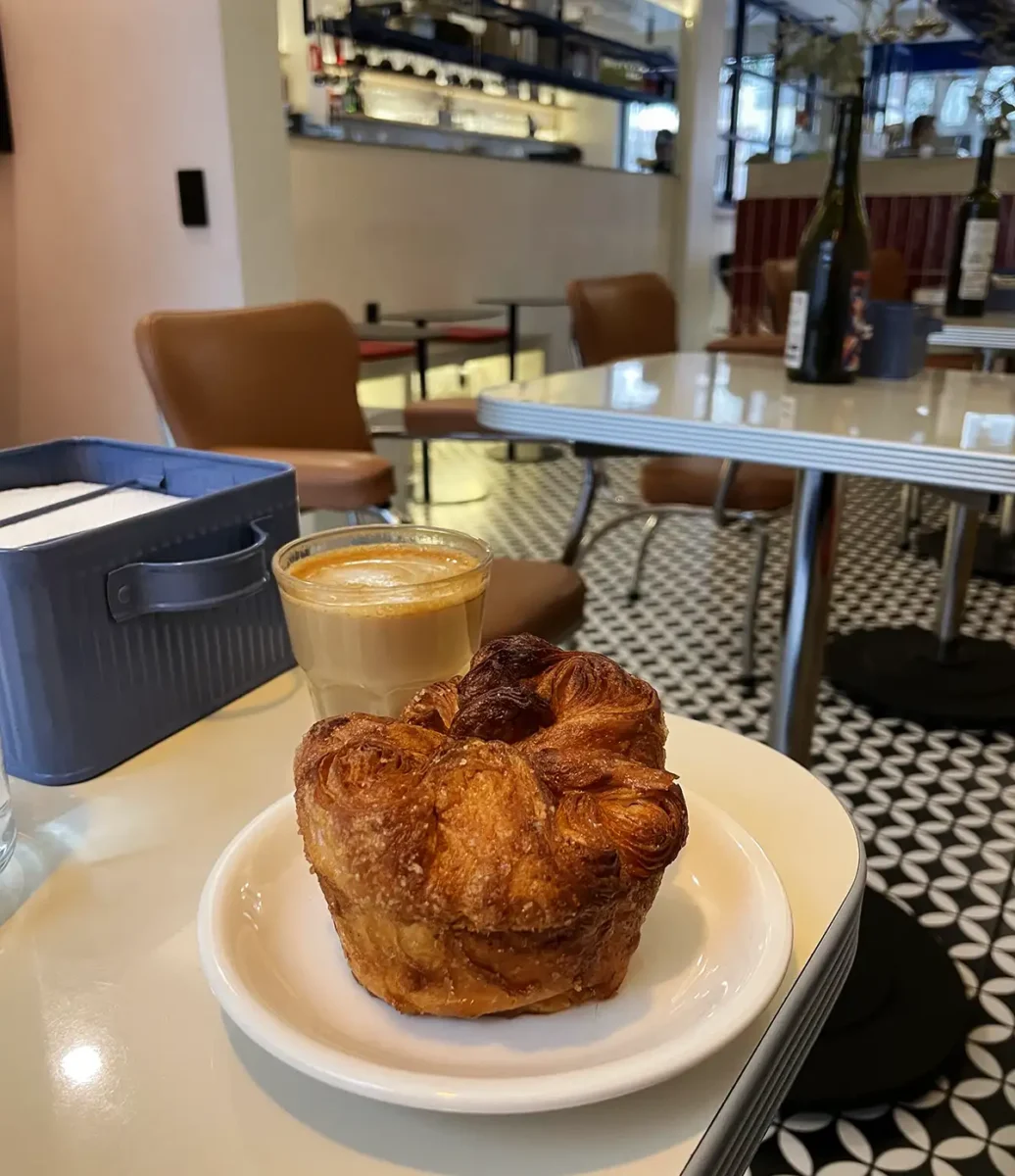 Pan dulce artesanal Kouign-amann con textura hojaldrada y azúcar caramelizada en Poga Cafelicatessen, colonia Cuauhtémoc, CDMX.