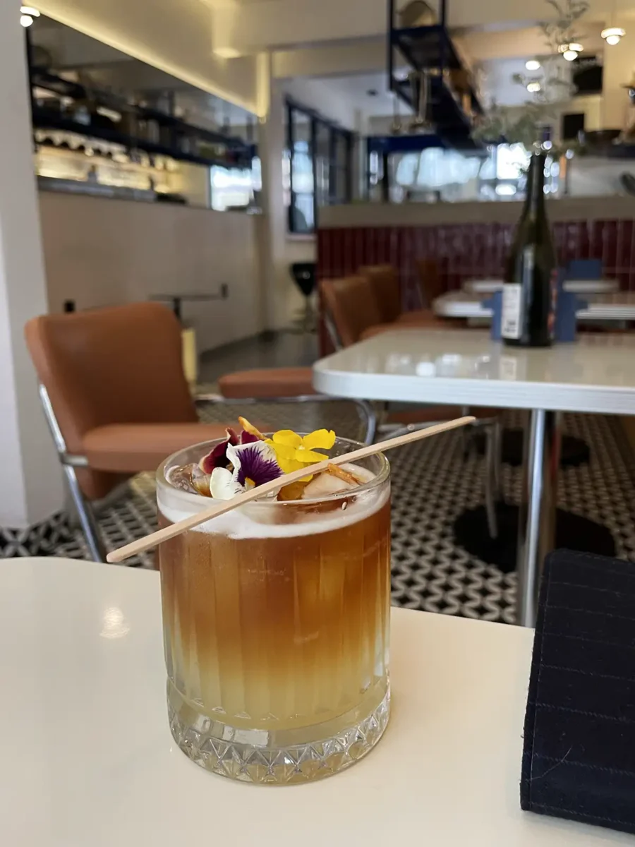 Cóctel refrescante de cold brew con agua quina y toque de piña en Poga Cafelicatessen, colonia Cuauhtémoc, CDMX.