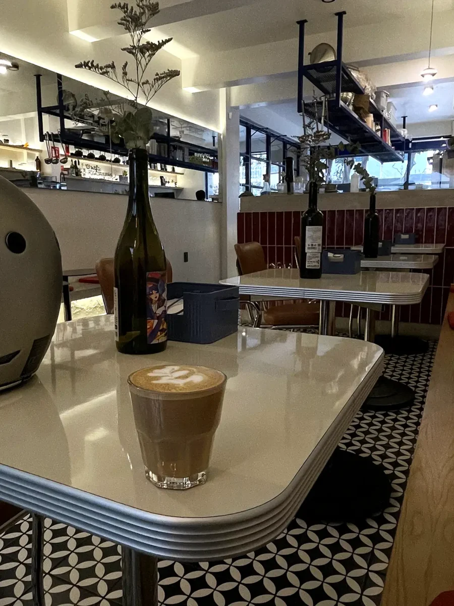 Taza de café flat white de especialidad con arte latte en Poga Cafelicatessen, colonia Cuauhtémoc, CDMX.