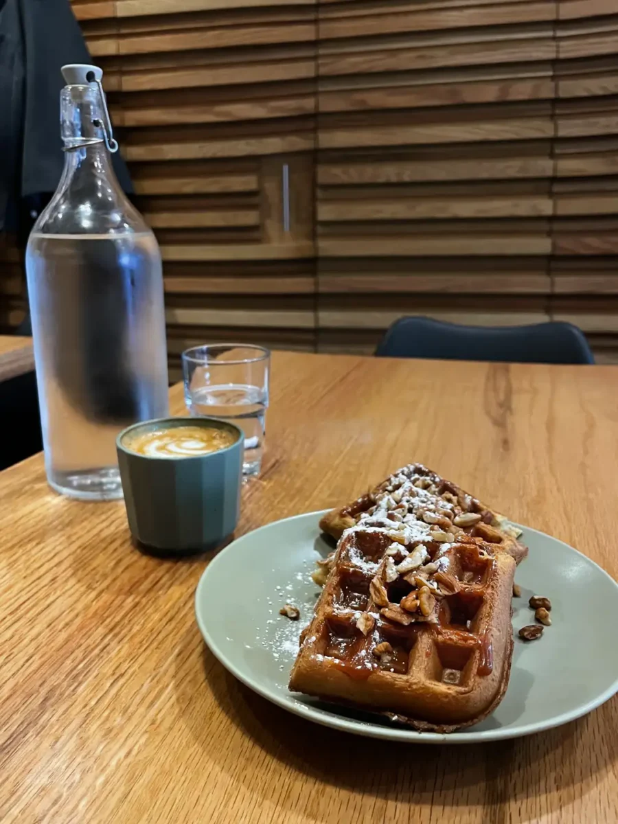 Waffles cajeta con nueza en Café Reevolución. CDMX. 