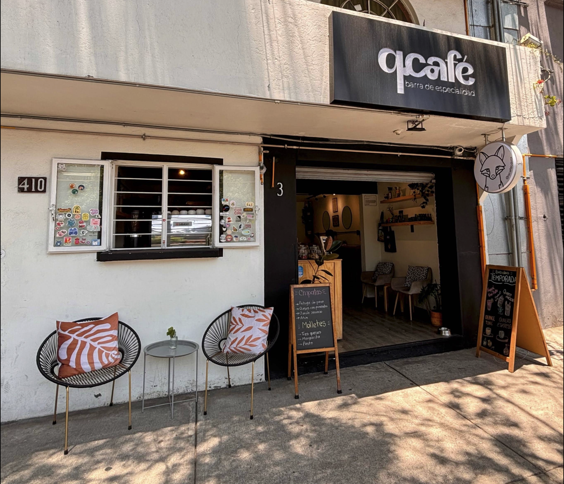 QCAFÉ Barra de Especialidad, cafetería con bebidas de café, desayunos y panadería en la colonia Portales Norte, Ciudad de México.
