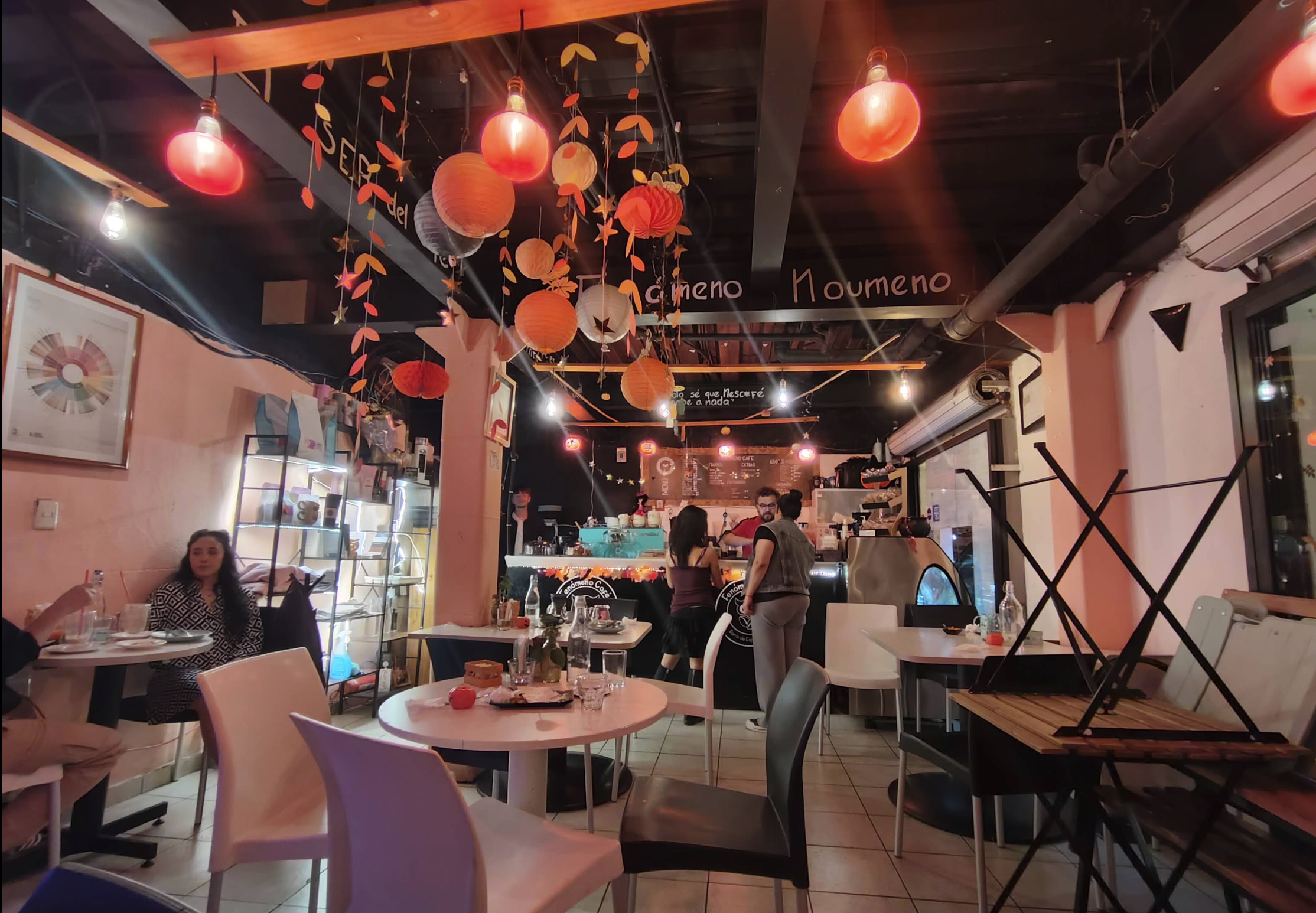 Fenómeno Café, cafetería de especialidad con café mexicano, métodos de extracción, desayunos y libros en la colonia Letrán Valle, Ciudad de México.