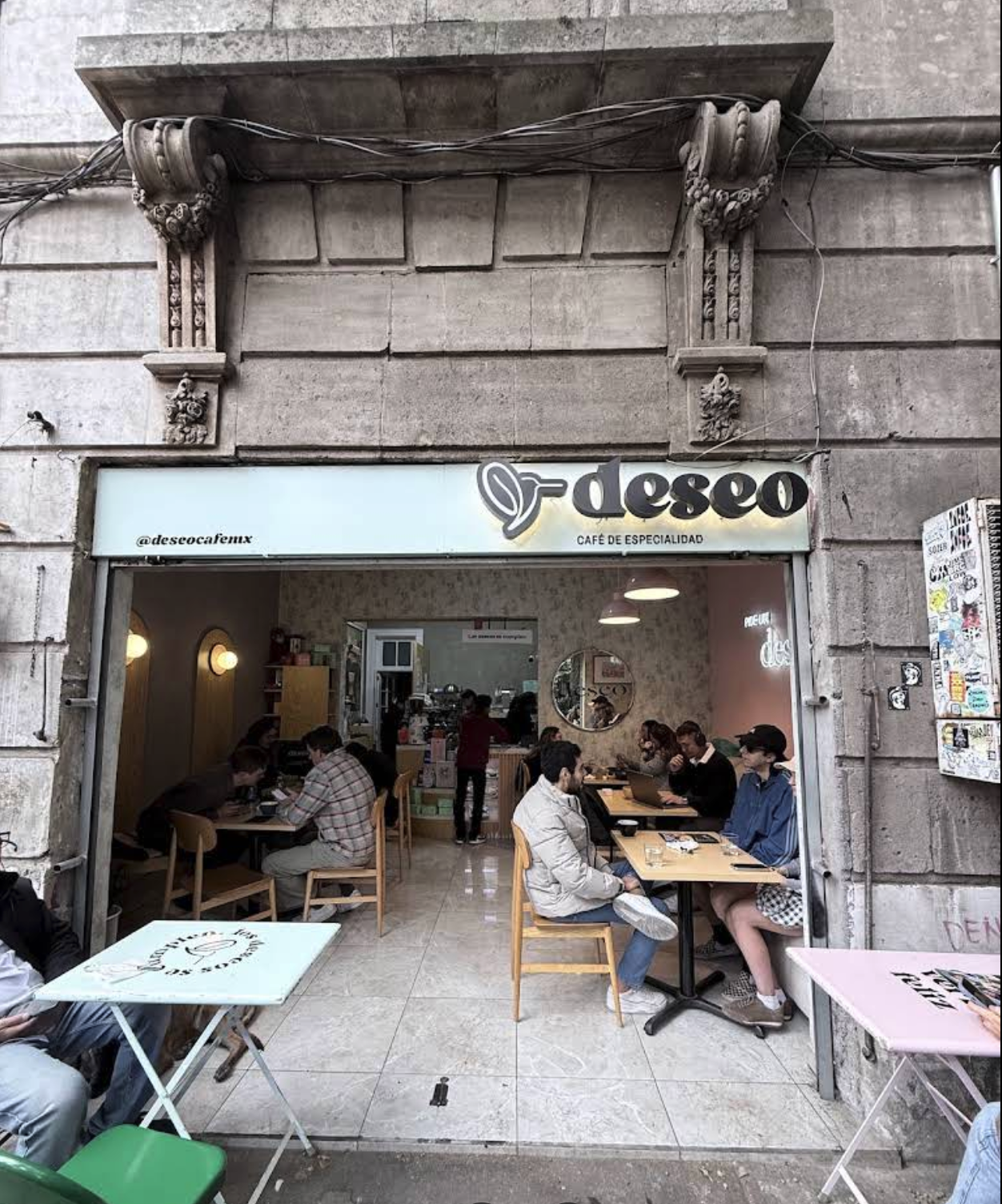 Deseo Café de Especialidad Roma Norte, cafetería con café servido en tazas comestibles de galleta, chilaquiles y desayunos en la calle Mérida, Ciudad de México.