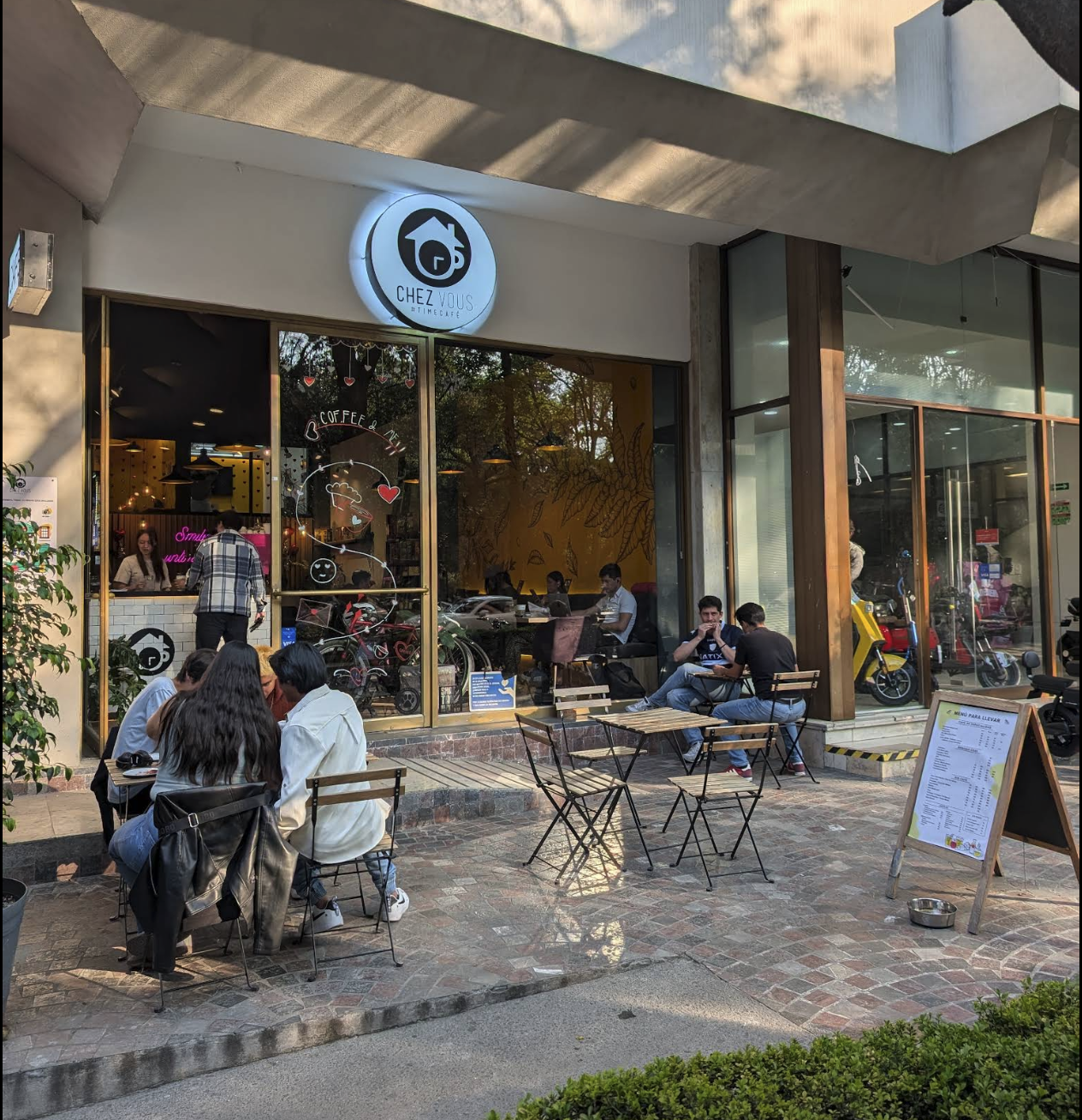 Chez Vous #TimeCafé Parque Hundido, cafetería y coworking con café, bebidas ilimitadas según tarifa, Wi-Fi, salas de trabajo y juegos de mesa en Ciudad de México.