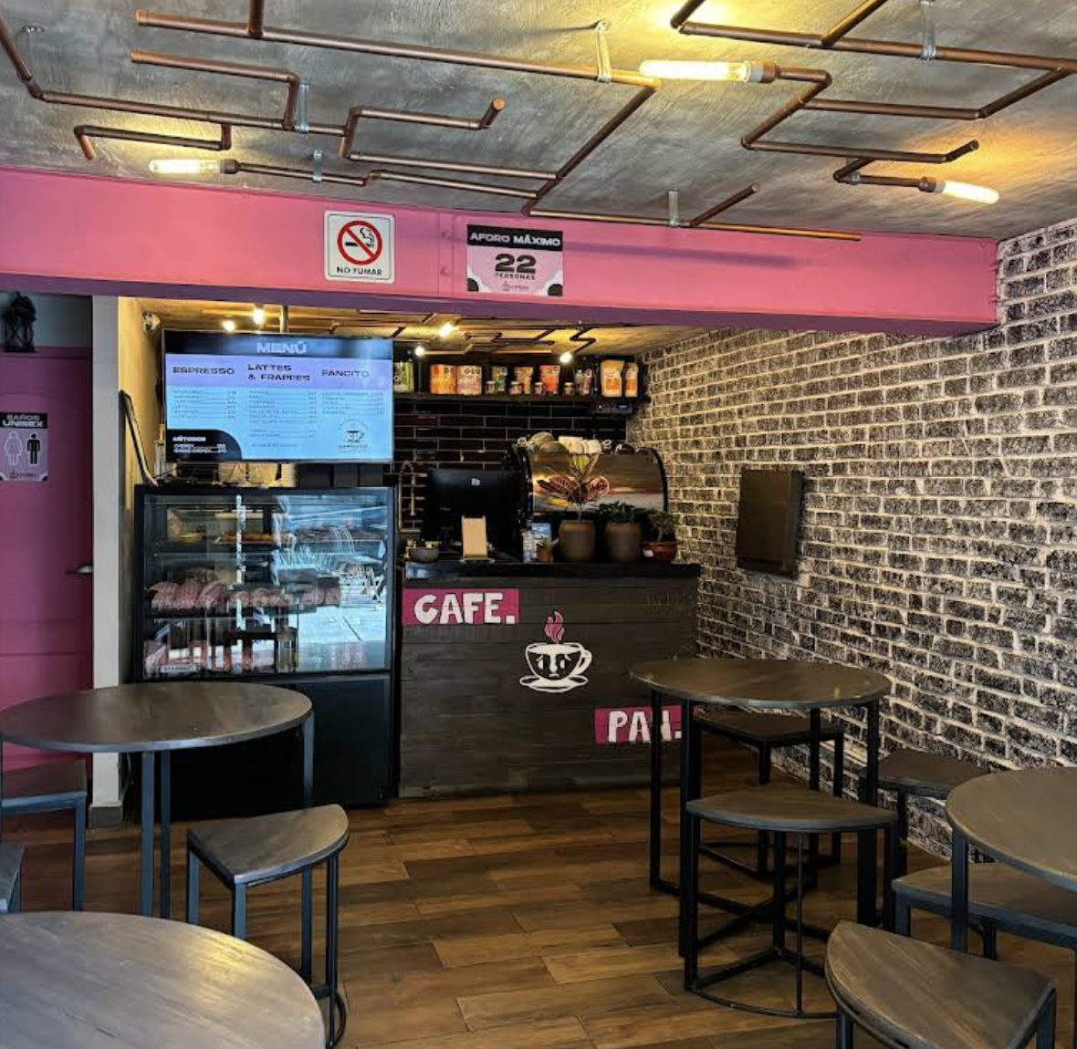 Interior de Cafecito Llorón, una cafetería de especialidad en Miguel Hidalgo, CDMX.