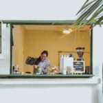 Fachada e interior de Café Reevolución Tostador, una cafetería de especialidad en la Narvarte, CDMX.