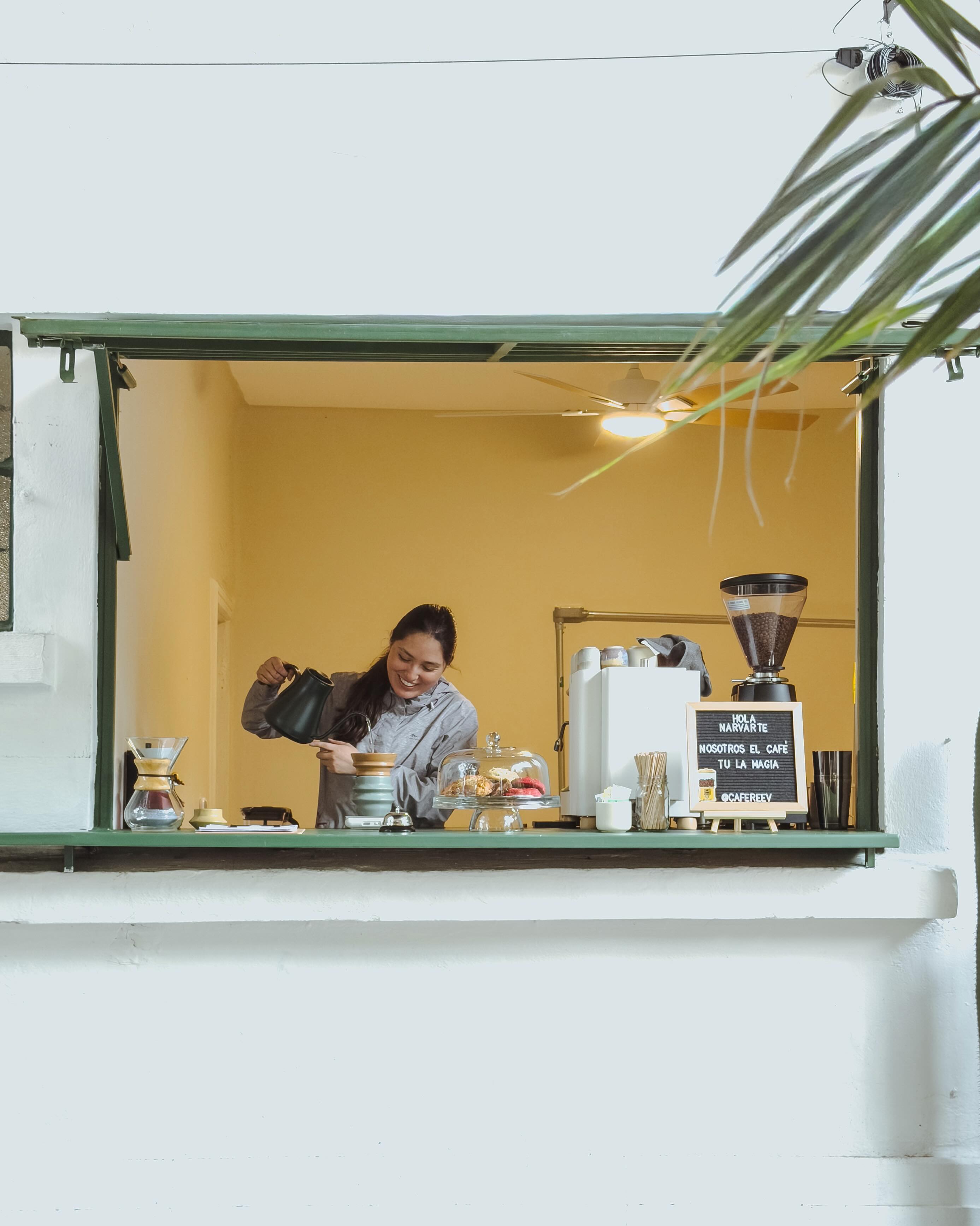 Fachada e interior de Café Reevolución Tostador, una cafetería de especialidad en la Narvarte, CDMX.