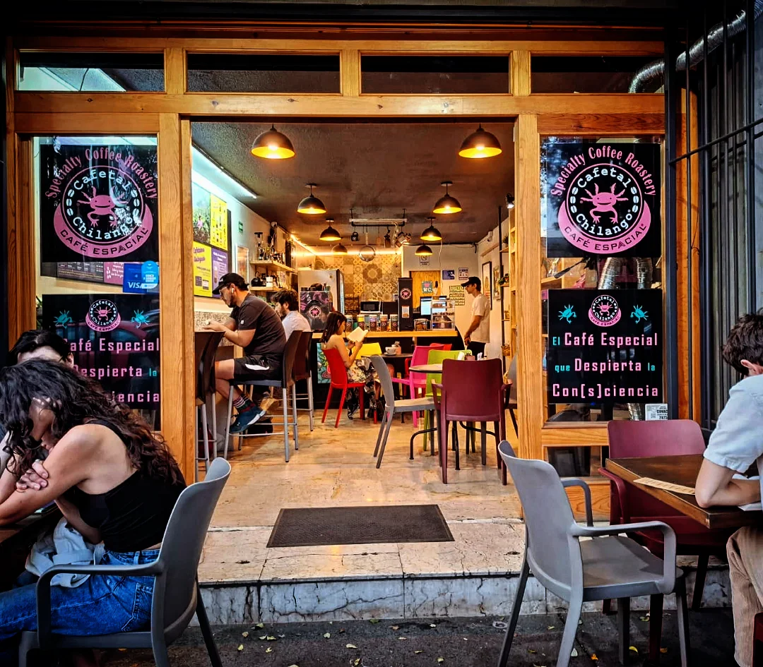 Fachada de Cafetal Chilango Miguel Ángel de Quevedo, una cafetería de especialidad en Coyoacán, CDMX.