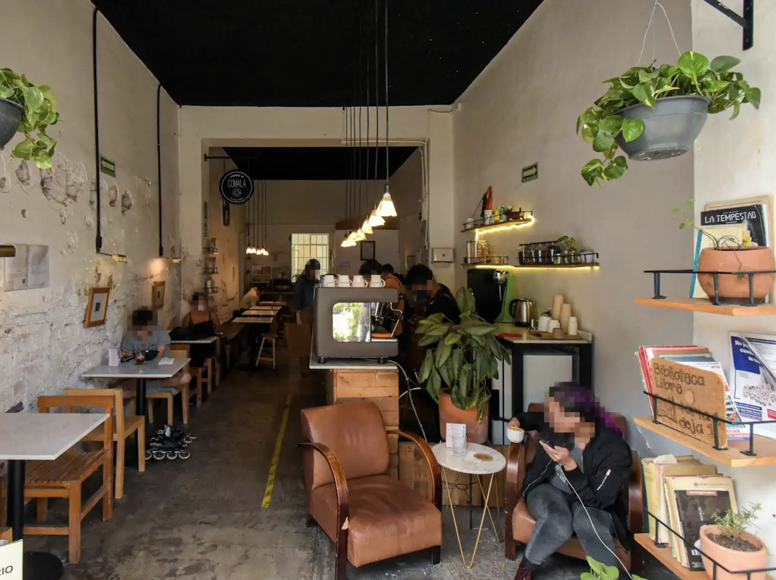 Interior de Camino a Comala San Rafael, una cafetería pionera de especialidad en la colonia San Rafael, CDMX.