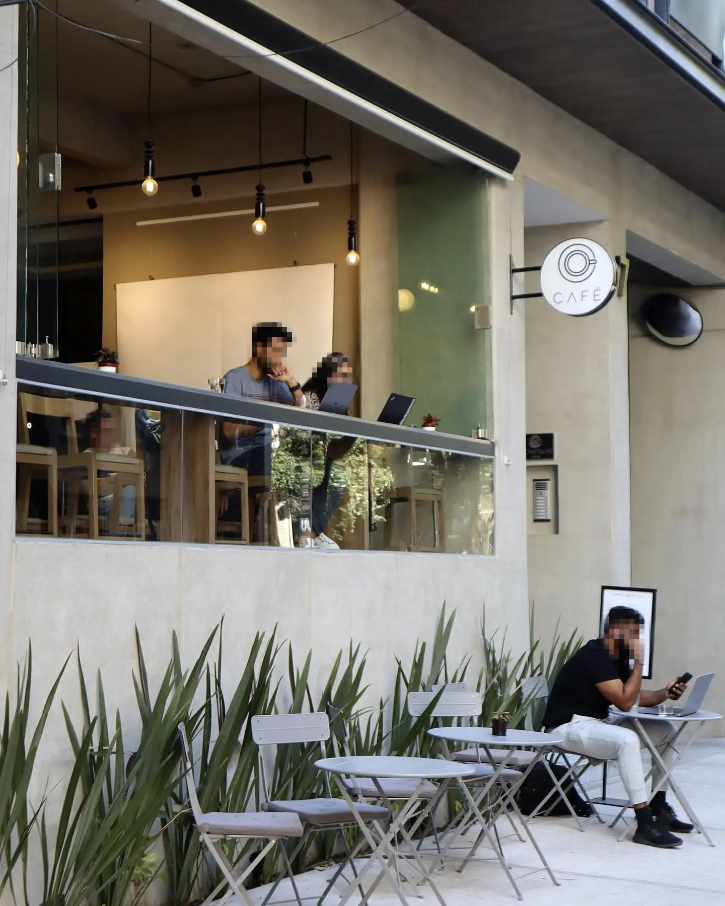 Barra de Capricho Blanco Café, una cafetería de especialidad en la colonia Hipódromo Condesa, CDMX.