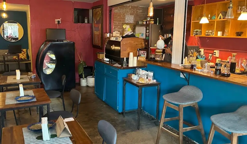 Fachada e interior de Casa Cafeína, una cafetería de especialidad en Copilco Universidad, Coyoacán, CDMX.