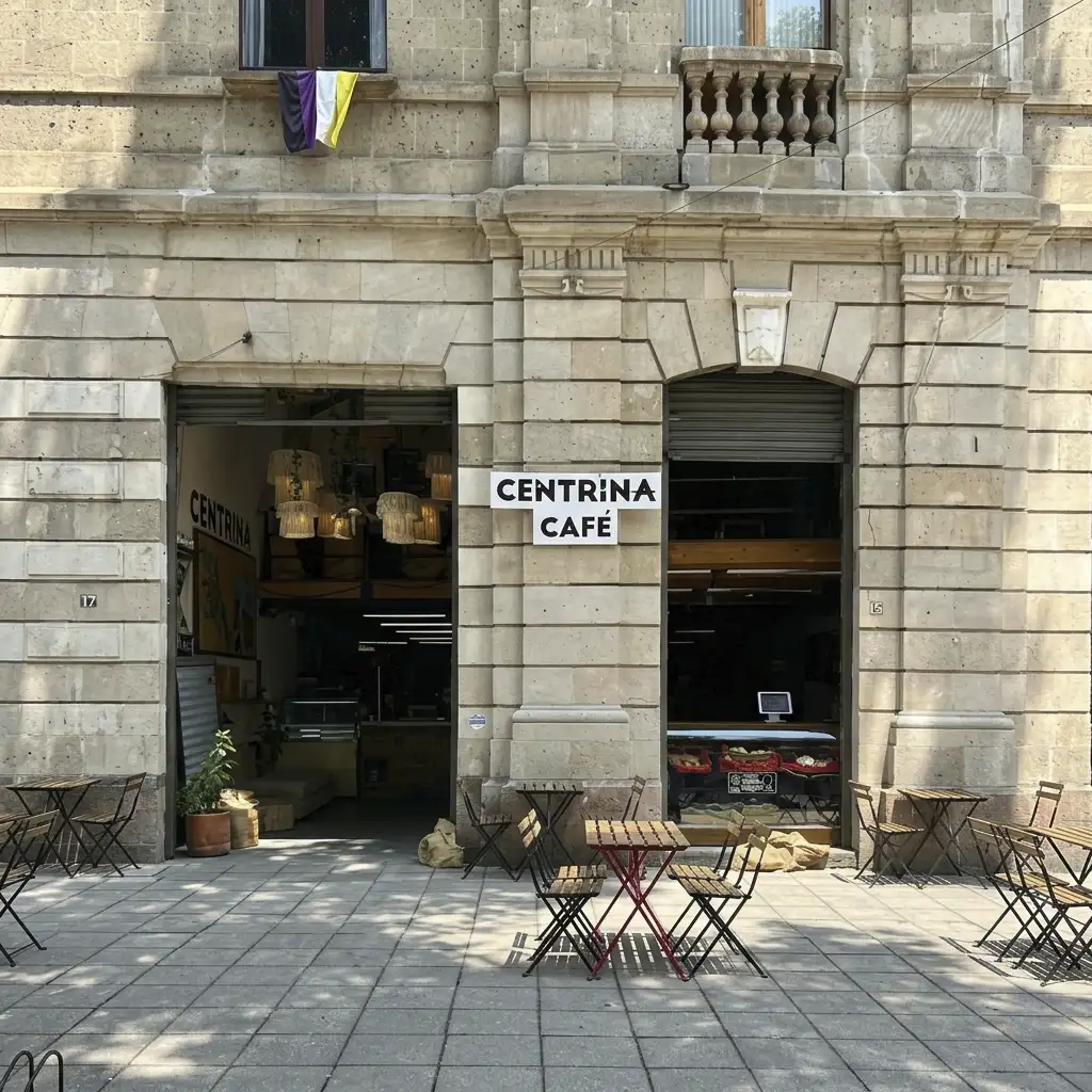 Fachada histórica y terraza de Centrina Café en Plaza de San Juan, Centro Histórico de la CDMX.