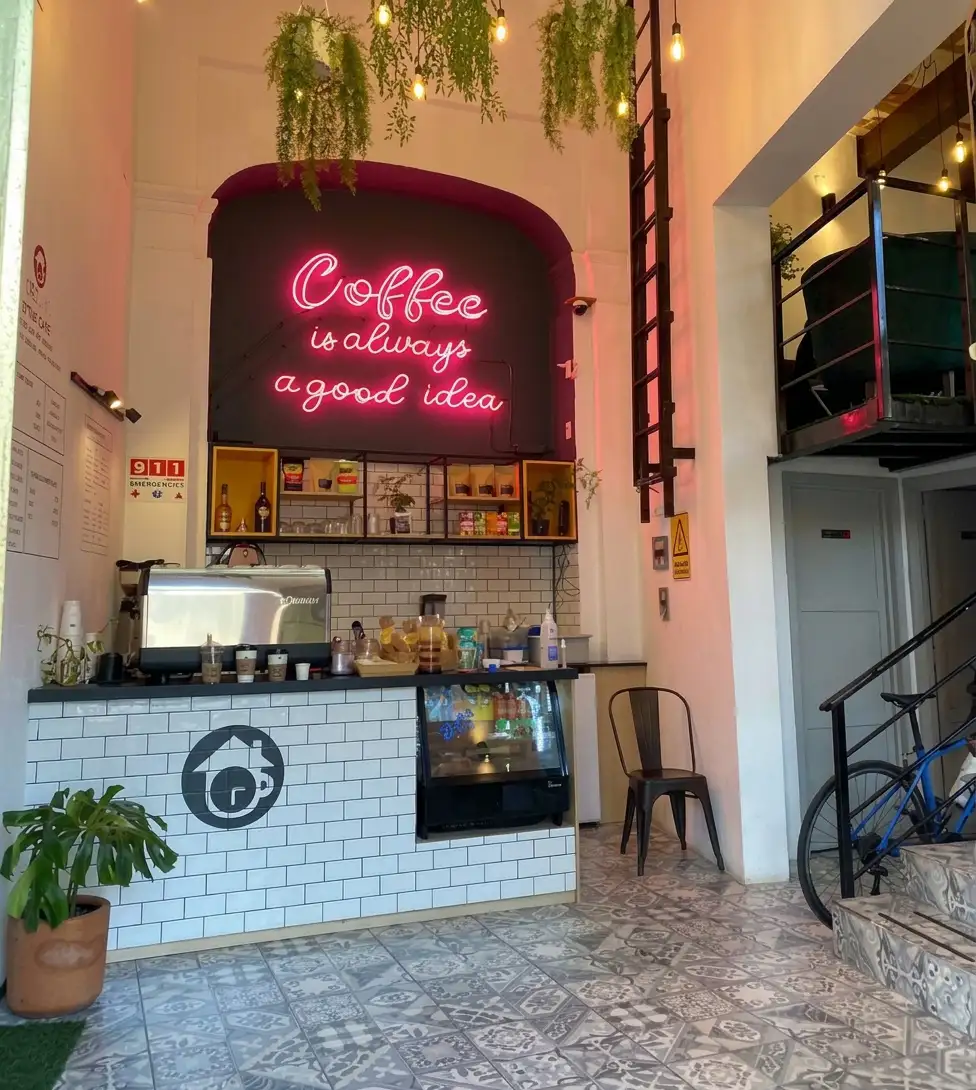 Interior y espacios de trabajo de Chez Vous Coyoacán, timecafé en la colonia San Lucas, CDMX.
