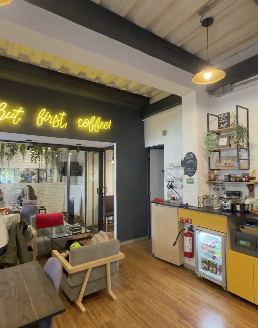 Barra de snacks y zona de trabajo en Chez Vous Marsella, timecafé en la colonia Juárez, CDMX.