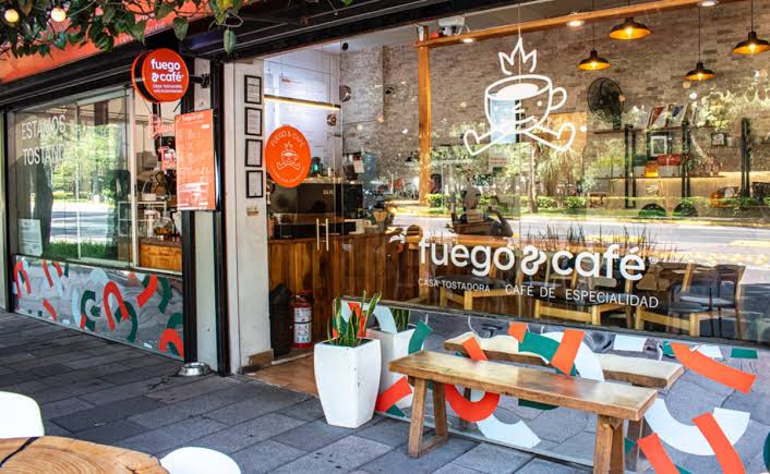Fuego & Café, casa tostadora y cafetería de especialidad con café mexicano, desayunos y mesas exteriores frente al Parque España, en Hipódromo Condesa, Ciudad de México.