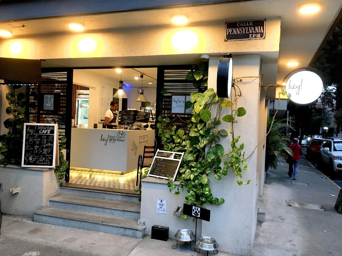 Hey! Brew Bar, cafetería de especialidad con cold brew, métodos de extracción y desayunos en la colonia Nápoles, Ciudad de México.