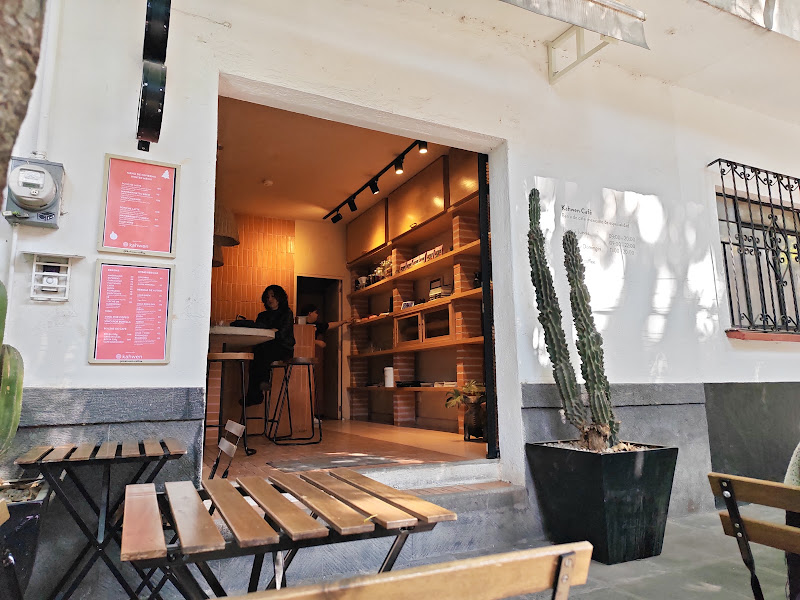 Kahwen Coffee, cafetería de especialidad con café mexicano, bebidas de cold brew y mesas exteriores en el centro de Coyoacán, Ciudad de México.