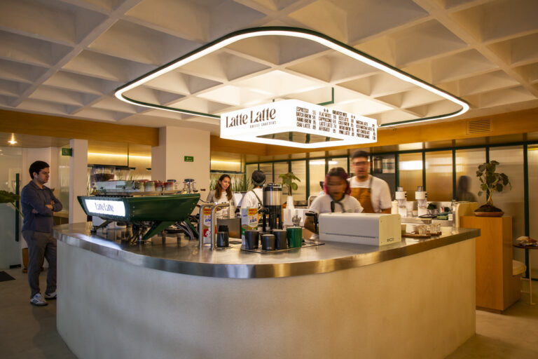 Latte Latte Coffee Crafters, cafetería de especialidad con barra central, café filtrado y desayunos en Campos Elíseos, Polanco, Ciudad de México.
