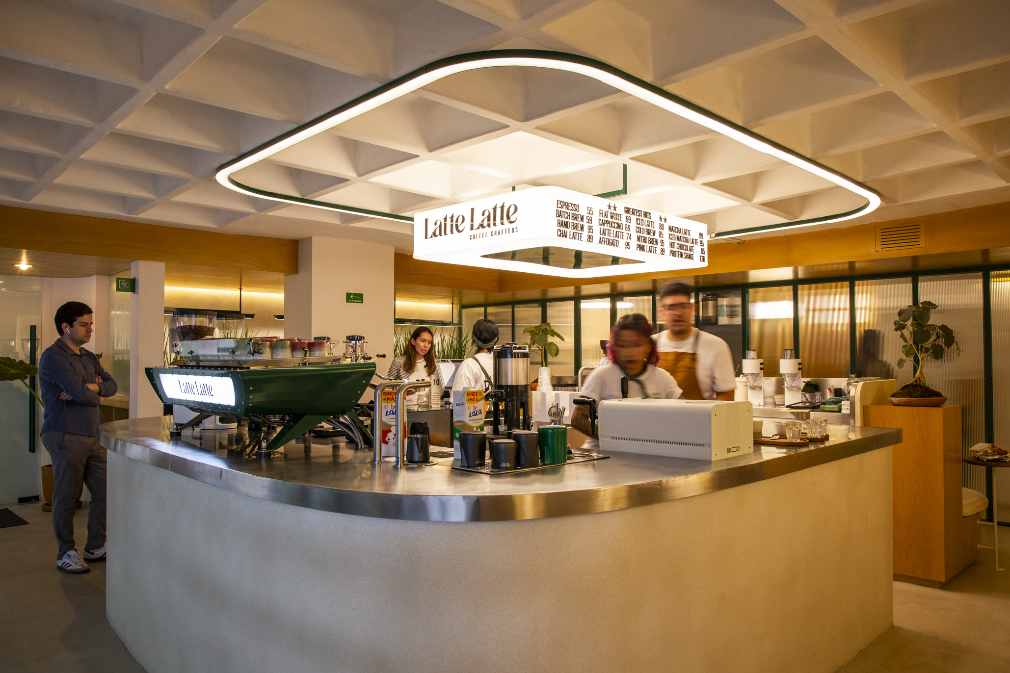 Latte Latte Coffee Crafters, cafetería de especialidad con barra central, café filtrado y desayunos en Campos Elíseos, Polanco, Ciudad de México.