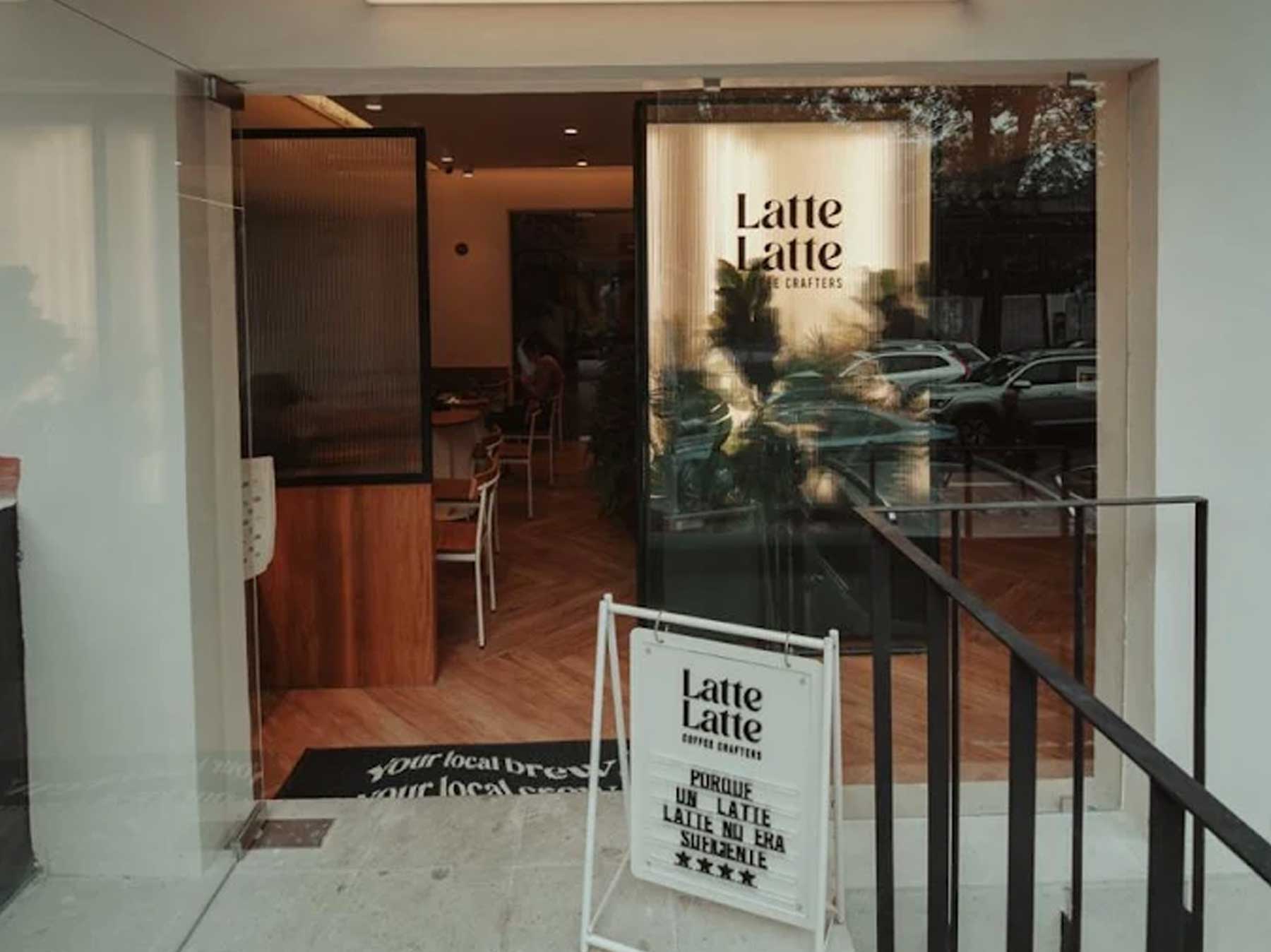 Latte Latte Coffee Crafters, cafetería de especialidad con espresso, matcha y desayunos en Anatole France, Polanco, Ciudad de México.