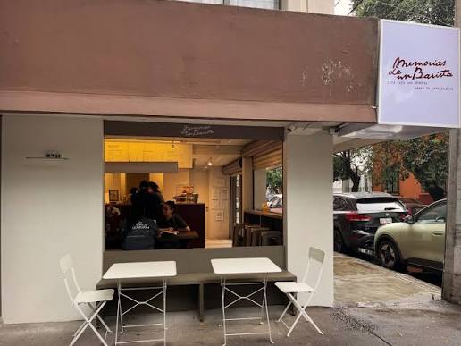 Memorias de un Barista, cafetería de especialidad con espresso, métodos de extracción y mesas al aire libre en la colonia Roma Sur, Ciudad de México.