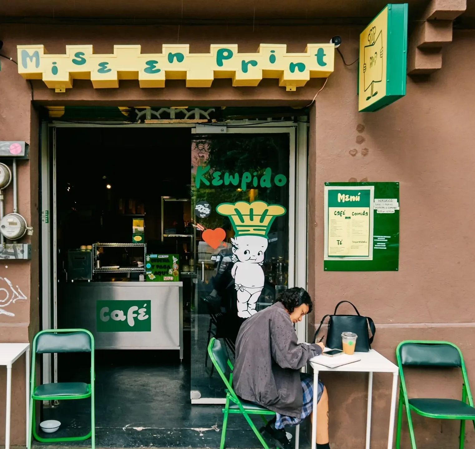 Mise en Print, cafetería y librería gastronómica con café de especialidad, libros de cocina y repostería en la colonia Roma Norte, Ciudad de México.